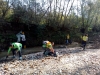Volontari di Legambiente Alta Valle del Sabato che puliscono il fiume